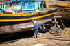 Le calfatage consiste à recouvrir la coque d’un bateau d’une couche imperméable. © UrbanExplorer, Adobe Stock