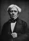 Michael Faraday (Newington, 22 septembre 1791 - Hampton Court, 25 août 1867), physicien et chimiste britannique, connu pour ses travaux fondamentaux dans le domaine de l'électromagnétisme et l’électrochimie. L'effet Faraday provient de son nom. © DP