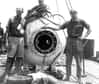 Otis Barton descend sous l'eau avec sa bathysphère. La bathysphère d'Otis Barton a été l'un des premiers submersibles à avoir été mis au point. © U.S Federal Government, Domaine public, Wikimedia Commons
