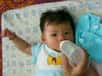 Le lait maternel a des vertus thérapeutiques sur le bébé qu'on ne retrouve pas dans le lait en poudre. Mais dans certaines situations, l'allaitement mixte s'impose. © Mattes, Wikipédia, DP