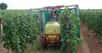Dans les vignes, les pesticides restent encore largement utilisés. Ici, un épandeur adapté. © Karl Bauer, Wikipédia, CC by-3.0 at