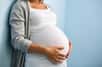 La vaccination est recommandée chez les femmes enceintes dès le début de la grossesse. Une étude écossaise montre que les vaccins préservent les femmes et leur bébé des complications, surtout si elles sont infectées à l'approche du terme.