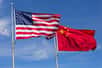 La guerre commerciale entre Washington et Pékin prend une nouvelle ampleur en 2025. Si Donald Trump pensait mettre la Chine à genoux avec des tarifs douaniers atteignant 145 %, il fait face à une résistance bien plus forte qu'anticipée. Pourquoi la Chine se sent-elle aujourd'hui en position de force face aux États-Unis ? Quelles cartes maîtresses Pékin détient-il dans cette confrontation économique sans précédent ?