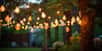 Pour un soir de fête ou simplement pour le plaisir des yeux, la guirlande lumineuse apporte une touche conviviale et décorative en intérieur comme en intérieur. © Sirisakboakaew, Adobe Stock