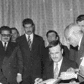 Après le coup d’État du 13 novembre 1970, Hafez al-Assad met en place un régime autoritaire fondé sur une centralisation du pouvoir au sein du parti Baas et une emprise étroite sur l’appareil sécuritaire. Il s’appuie sur un réseau de clientélisme et de loyautés, notamment au sein de la communauté alaouite, tout en intégrant des élites sunnites pour stabiliser son autorité. Refonte des institutions, répression des opposants, politique de modernisation contrôlée et personnalisation du pouvoir lui permettent de pérenniser son régime jusqu’à sa mort en 2000.