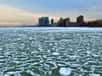 Des pancakes de glace sur le lac Michigan à Chicago mi-janvier 2022. © Dr. Sharan Banagiri