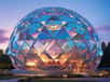 Un globe en verre multicolore, prochaine architecture insolite ? © 10Topones, Adobe Stock