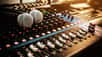 Avec l'aide de sa console, l'ingénieur du son enregistre, mixe et équilibre les sons pour un rendu d'une grande qualité. © Eakrin, Adobe Stock.