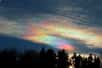 Certains nuages arborent parfois les couleurs de l'arc-en-ciel, qui leur donnent une apparence féérique et surnaturelle. Il s'agit des nuages iridescents, aussi appelés « nuages arc-en-ciel ».