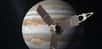 Jupiter, tout comme la Terre, possède des aurores polaires mais elles sont gigantesques. Au fil des décennies, en utilisant les observations des sondes spatiales in situ, les planétologues découvrent comment les lunes principales de Jupiter, comme Io et Ganymède, contrôlent et provoquent ces aurores.