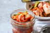 Le kimchi est fabriqué en salant et en faisant fermenter des légumes avec divers arômes et assaisonnements, tels que l'oignon, l'ail et la sauce de poisson. © vm2002, Adobe Stock