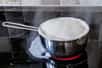 Quelques secondes d’inattention, et le lait chauffé dans une casserole déborde immanquablement sur la plaque de cuisson. D’où vient ce phénomène et peut-on l’éviter ?