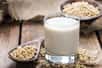 Au Canada, des chercheurs ont comparé quatre laits végétaux : les laits de soja, d’amande, de coco et de riz. D’après eux, du point de vue nutritionnel, le lait de soja est l’alternative au lait de vache la plus intéressante.