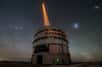 Le 25 mai 1998, sur l'un des sommets du désert de l'Atacama au Chili, le Very Large Telescope européen voyait sa « première lumière », comme le disent les astronomes. Vingt-cinq ans après et avec plus de 10 000 articles scientifiques à partir des données recueillies par les télescopes du VLT, on fête un palmarès ayant conduit à deux prix Nobel de physique, l'étude du trou noir supermassif au centre de la Voie lactée et l'établissement de l'accélération de l'expansion de l'Univers.