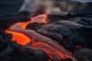 La lave est simplement du magma qui a été expulsé par une éruption volcanique à travers une cheminée volcanique ou une fissure dans la croûte terrestre. Une fois à la surface, la lave peut s'écouler. © Vlad Podkhlebnik, Adobe Stock