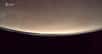 La caméra VMC, la webcam de Mars Express, transmet tous les jours à la Terre des images de Mars. Cette séquence a été réalisée le 29 avril 2016. Lors de ce survol, la sonde a pu filmer le limbe de la Planète rouge et son atmosphère très fine, notamment les ondes de gravité dans les nuages. Embarquez pour un survol de Mars.