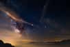 Si le phénomène d’airglow, ces lueurs nocturnes qui illuminent parfois le ciel, est bien connu sur Terre, c’est la première fois qu’il est observé également sur Mars, dans une gamme de longueurs d’onde qui l’aurait rendu visible à de potentiels explorateurs de la Planète rouge.