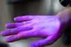 Dans ses boutiques, Samsung propose un procédé à base d'ultraviolets pour éliminer toute trace d'infection sur les mobiles.