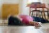 Femme allongée sur le sol suite à une perte de connaissance due à un malaise vagal. © Tunatura, Adobe Stock