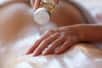 Le massage tantrique aide à prendre conscience de son corps. © Helmut, Adobe stock