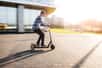 Les trottinettes électriques envahissent nos villes, mais leur coût peut rapidement grimper. Heureusement, il existe aujourd’hui des modèles performants à prix doux, accessibles pour moins de 300 €. Ce guide d’achat vous aide à repérer les meilleures options du moment sans compromettre l’essentiel. Mais peut-on vraiment compter sur la fiabilité et la qualité à ce niveau de prix ? On fait le point.