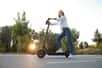 Alliez performance et accessibilité en optant pour une trottinette électrique à moins de 500 € © New Africa, Adobe Stock