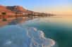 Si la mer Morte est morte, c’est qu’elle renferme un excès de sel fatal à toute forme de vie macroscopique, qu’elle soit animale ou végétale. Mais quelle est l’origine d’une telle quantité de sel ?