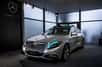 La marque automobile allemande Mercedes a développé un dispositif de signalétique lumineuse qui permet aux piétons et cyclistes de savoir qu'une voiture autonome a détecté leur présence.