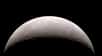 Tout comme la Lune, Mercure possède des cratères polaires perpétuellement dans l’ombre où de la glace se trouve piégée. La démonstration en a été apportée par les mesures de la sonde Messenger, mais les chercheurs avaient du mal à comprendre pourquoi le signal observé était plus net que sur notre satellite naturel. Deux chimistes ont peut-être trouvé la clé de l'énigme.