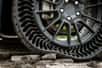 Le manufacturier français Michelin a développé un pneu sans air comprimé qu'il va tester en conditions réelles avec l’Américain General Motors.