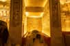 Dans les profondeurs d'une nécropole antique près de Naples, un sarcophage scellé depuis 2000 ans vient de révéler son secret extraordinaire. Une momie parfaitement conservée, enveloppée dans un linceul minéralisé, a émergé sous les yeux stupéfaits des archéologues. Comment un corps humain a-t-il pu traverser deux millénaires dans un tel état de préservation ?