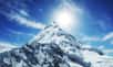 Une étude sur le manteau neigeux mondial montre que les montagnes ont perdu quinze jours d'enneigement depuis une quarantaine d'années, en raison du réchauffement climatique et de ses conséquences. Le verdissement de certains sommets sonne la fin des neiges éternelles.