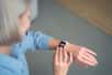 Montre connectée pour seniors : un cadeau intelligent ! Découvrez comment ce bijou de technologie peut vous aider à prendre soin de vos anciens.
