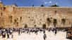 Le mur des Lamentations à Jérusalem constitue un lieu saint d'Israël, où des juifs du monde entier viennent prier et se recueillir toute l'année.