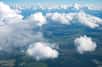 Si les nuages ne tombent pas, ce n’est pas parce qu’ils sont plus légers que l’air mais qu’ils sont pris dans un système atmosphérique dynamique qui les maintient en altitude.