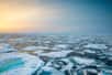 Janvier 1895, au cœur de la nuit polaire, la banquise craque et grince tout autour de la coque du Fram, pris dans la glace en plein milieu de l’océan Arctique. À son bord, l'équipage contemple avec inquiétude cette redoutable barrière naturelle qui emprisonne le navire. Il fait -39 °C. Cela fait un an et demi que cette folle expédition a commencé et que le Fram dérive lentement vers le nord, en direction du pôle. La confiance de l’explorateur Fridjof Nansen s’émousse. Ses calculs concernant la dérive polaire sont-ils justes ? Et plus important que tout : le Fram résistera-t-il à l’énorme pression de la glace ?