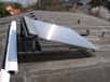 Un chauffe-eau solaire se compose de capteurs vitrés sombres dans lesquels circule un fluide caloporteur. Une fois chauffé grâce à l'énergie thermique solaire, il circule dans des canalisations jusqu'à rejoindre un réservoir d'eau qu'il réchauffe. © Seattle.roamer, Flickr, cc by nc nd 2.0