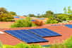 Recyclables à 95 %, les panneaux photovoltaïques permettent de réduire la facture d'électricité de la maison. Disponibles en kit, ils peuvent être installés par des bricoleurs expérimentés. © moisseyev, Adobe Stock
