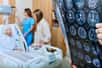 Une avancée médicale spectaculaire redonne espoir aux patients atteints de Parkinson. Des greffes de cellules souches dans le cerveau montrent des résultats prometteurs, avec une amélioration durable des symptômes moteurs chez les premiers patients traités. Cette thérapie cellulaire, après vingt-cinq ans de recherche, pourrait-elle enfin offrir une solution à cette maladie neurodégénérative qui touche des millions de personnes ?