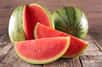 La pastèque, aussi appelée melon d’eau, est un des fruits les plus désaltérant en été. Composée de plus de 92 % d’eau, elle s’avère peu énergétique. En cas de fortes chaleurs ou de canicule, la pastèque peut se manger à toute heure de la journée.
