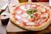 La pizza est aujourd’hui vendue aux quatre coins du monde. Mais où est née la pizza ? Et, a-t-elle toujours été nappée de tomate ?