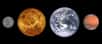 Les planètes telluriques sont principalement composées de roches et de métaux et ont une densité relativement élevée, une rotation lente, une surface solide, pas d'anneaux et peu de satellites (Mercure, Vénus, la Terre, et Mars par exemple). Image de Mercure : NASA/JHUAPL ; Image de Vénus : NASA ; Image de la Terre : NASA/équipage Apollo 17 ; Image de Mars : ESA/MPS/UPD/LAM/IAA/RSSD/INTA/UPM/DASP/IDA, Wikimedia Commons, CC BY-SA 3.0 IGO.