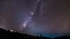 Pluie d'étoiles filantes devant la Voie lactée. © skarie, Adobe Photos