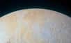 Pour le deuxième anniversaire du survol historique de Pluton par la sonde New Horizons, la Nasa a offert une ballade réaliste et spectaculaire au-dessus de la lointaine planète naine. Découvrez ses paysages façonnés par les impacts et aussi son activité interne comme si vous y étiez. Un voyage à couper le souffle au-dessus d’un monde inexploré aux confins du Système solaire.