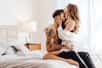 La position de l’amazone est une position sexuelle assise dans laquelle la femme domine son partenaire. Elle nécessite un support bien stable et de l’équilibre. Découvrez les avantages et inconvénients de l’amazone, ainsi que ses variantes.