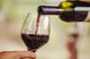 En buvant du vin ou du cidre, vous avez peut-être remarqué sur l’étiquette de la bouteille la mention « contient des sulfites ». L’idée d’en ajouter dans le vin remonte à plusieurs siècles. Mais qu’est-ce que les sulfites ? Et sont-ils dangereux pour la santé ?
