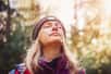 Accepter la solitude comme un choix délibéré transforme profondément notre relation à nous-mêmes. Dans un monde hyperconnecté, cette démarche introspective devient de plus en plus rare mais essentielle. Comment transformer ces moments en soi en véritable moteur de développement personnel ? Deux conseils d'un psychologue permettent d'apprivoiser cette solitude et d'en faire une force insoupçonnée.