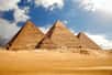 Les pyramides d'Égypte captivent l'humanité depuis des millénaires. Ces monuments colossaux, témoins d'une ingéniosité technique remarquable, ont traversé près de 4 700 ans d'histoire. Quand ont-elles été construites ? Et quelles motivations poussaient les pharaons à ériger ces structures gigantesques qui dominent encore aujourd'hui le paysage égyptien ?