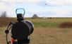 La société britannique de technologie de défense QinetiQ a fait la démonstration d'un drone dont la liaison avec le télépilote est réalisée par un laser. Avec lui, les systèmes de lutte anti-drones à impulsion électromagnétique actuels deviennent inefficaces.