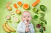 Le sevrage du bébé doit se faire progressivement, en introduisant de nouveaux aliments. À quel âge le bébé peut-il manger des légumes, de la viande ou du fromage ? Notre tableau complet pour s’y retrouver.